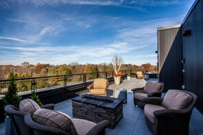 Habitación clásica, 1 cama King size, para no fumadores, vista a la ciudad | Terraza o patio