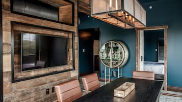 Founders Suite | In-room dining