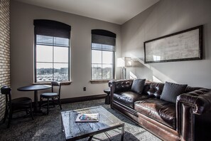 Premium bedding, down duvets, pillow-top beds, minibar - Ironworks Hotel Indy (Indianapolis)