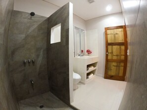 Superior Apartment, 1 Bedroom | Bilik Mandi | Pancuran mandi, hulu semburan mandi hujan