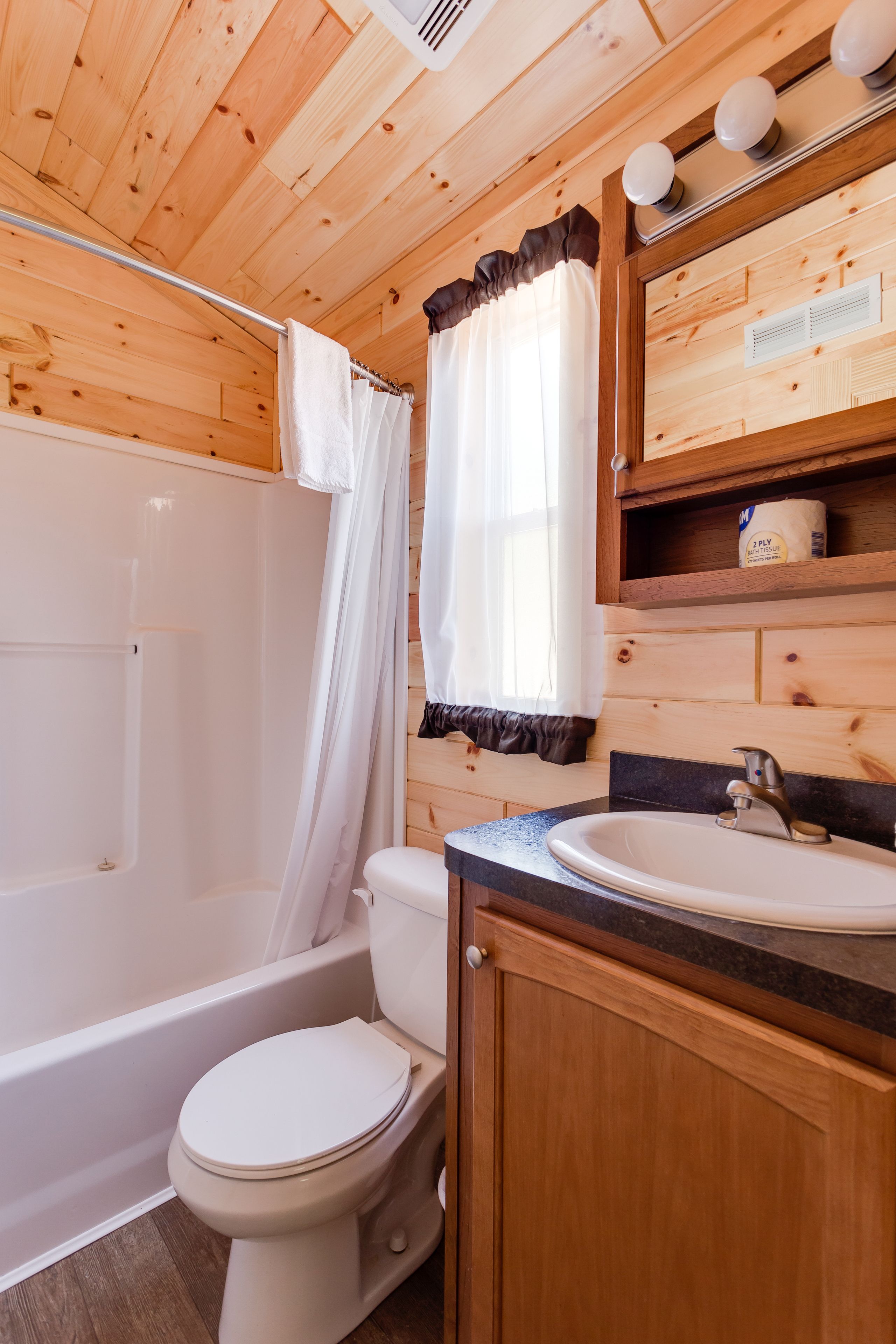 Cottage, 2 Bedrooms | Bathroom | Combined shower/tub, free toiletries, towels