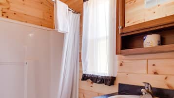 Cottage, 2 Bedrooms | Bathroom | Combined shower/tub, free toiletries, towels