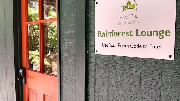 Letrero para Rainforest Lounge con instrucciones para ingresar el código de la habitación.