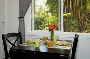 Quarto casal standard, 1 cama Queen, varanda, no jardim | Opções para refeição no quarto