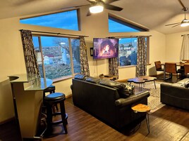 行政独立别墅, 多张床, 厨房, 湖景 | 起居区 | 50-英寸智能电视（配备数码频道）