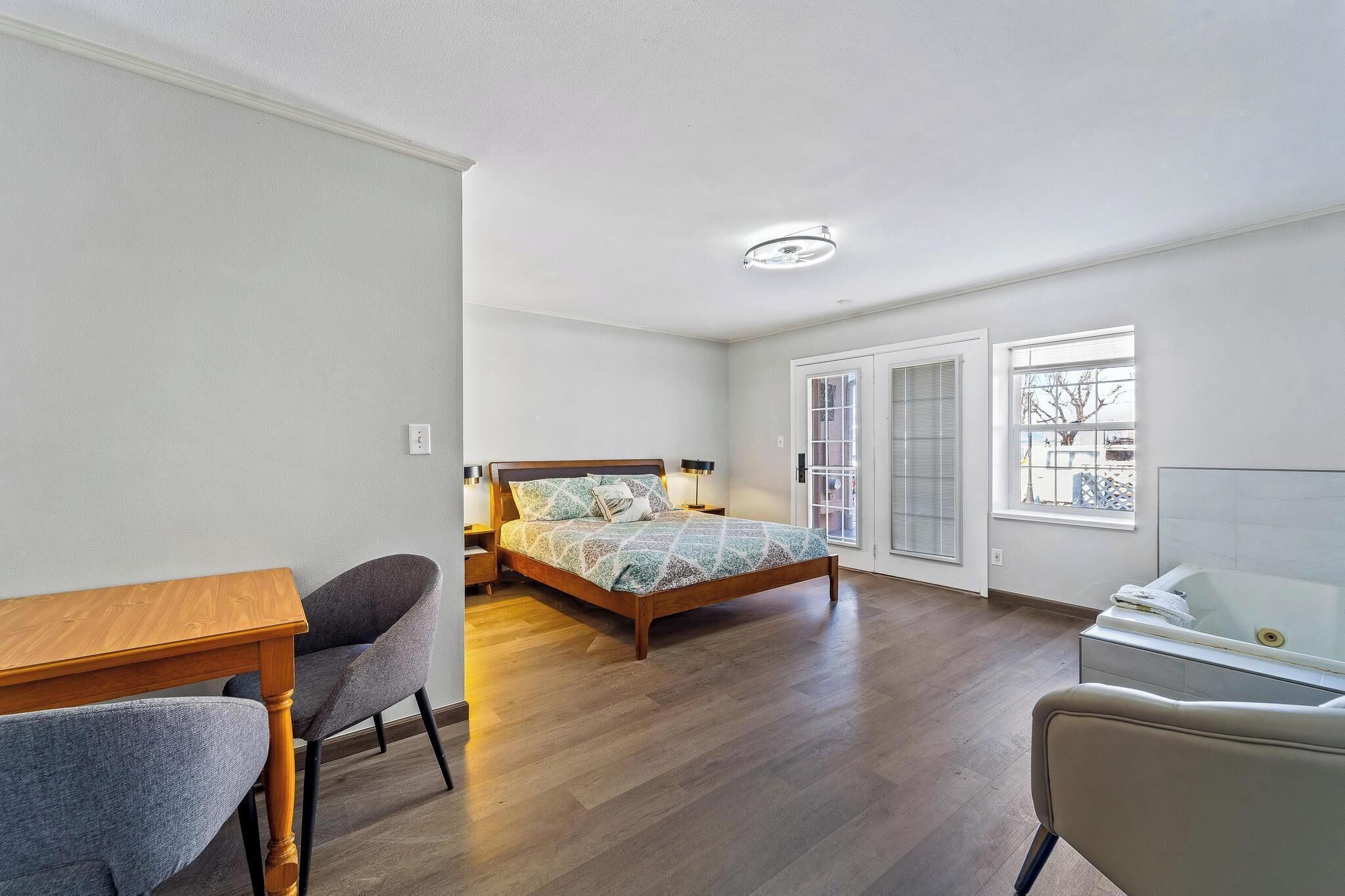 Äänieristys, lisävuoteet, ilmainen Wi-Fi, vuodevaatteet