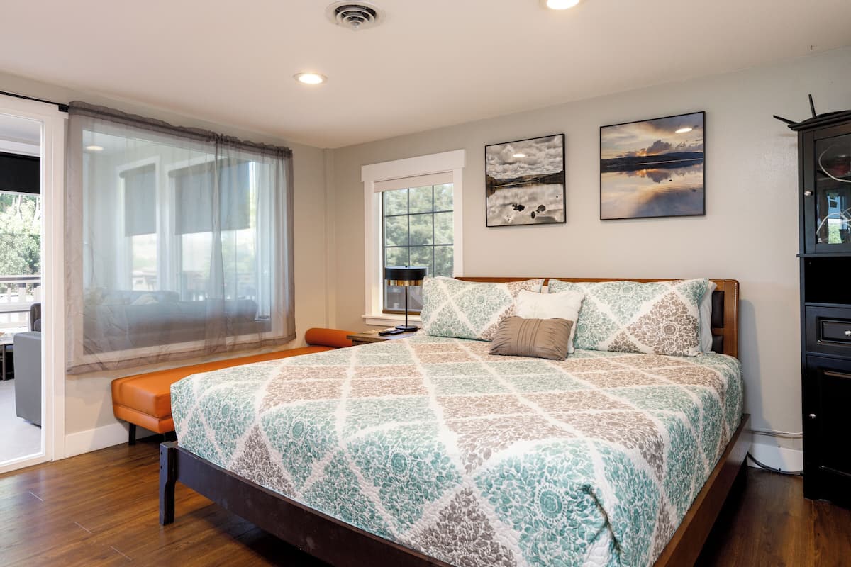 Suite de lujo, 1 cama de matrimonio grande con sofá cama, cocina, vistas al lago | 1 dormitorio, sistema de insonorización, wifi gratis y ropa de cama