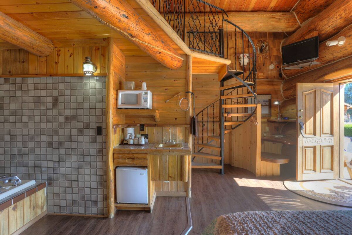 Familien-Ferienhütte, Mehrere Betten, Nichtraucher (2-Story, Western-Themed, Pet-Friendly)