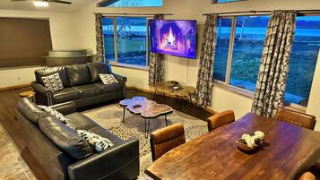 ์ด๊ทธ์ ํํฐ๋ธ ํ์ฐ์ค, ์นจ๋(์ฌ๋ฌ ๊ฐ), ์ฃผ๋ฐฉ, ํธ์ ์ ๋ง | ๊ฑฐ์ค ๊ณต๊ฐ | ๋์งํธ ์ฑ๋ ์์ฒญ์ด ๊ฐ๋ฅํ 50์ธ์น ์ค๋งํธ TV