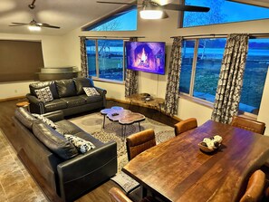 Casa executiva, diversos llits, cuina, vistes al llac | Sala d'estar | Televisor intel·ligent de 50 polzades amb canals digitals 