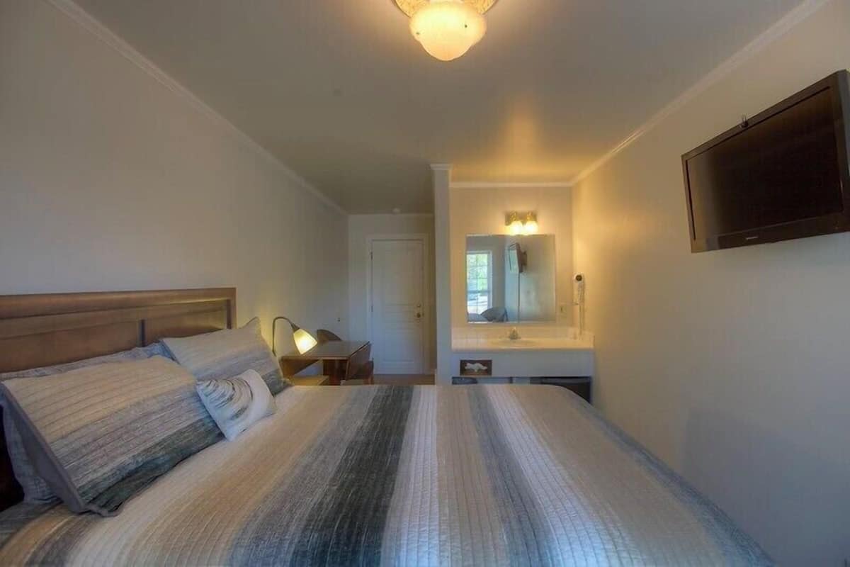 Economy-Zimmer, 1 Queen-Bett, Nichtraucher (Inn, Second Floor)