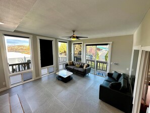 Suite de luxe, 1 llit de matrimoni gran i sofà llit, cuina, vistes al llac | Habitacions insonoritzades, wifi gratuïta i roba de llit 