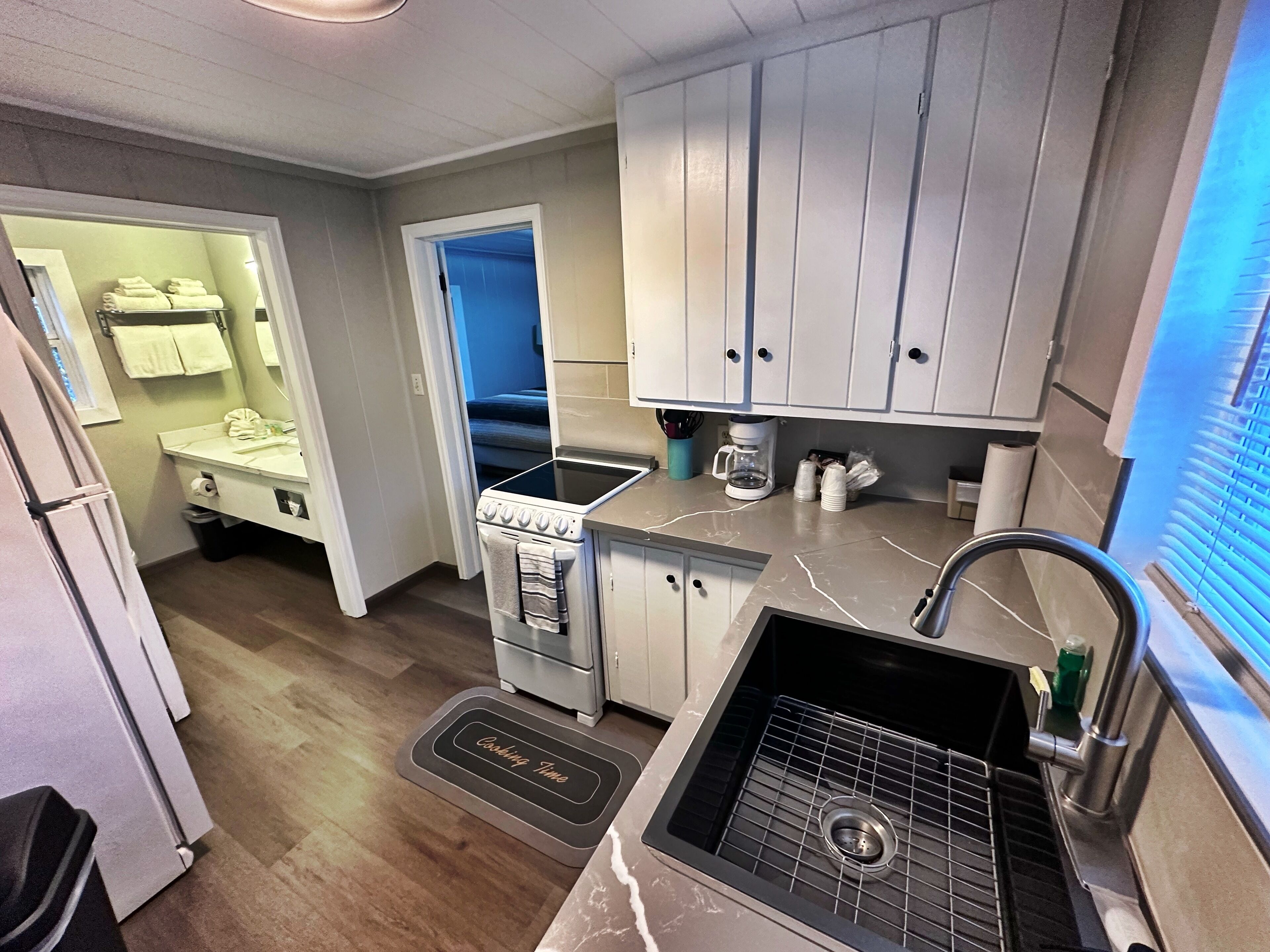 Minijääkaappi, mikroaaltouuni, kahvin-/teenkeitin, ruokailupöytä