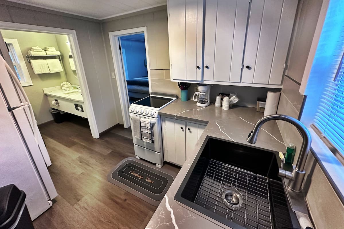 Minijääkaappi, mikroaaltouuni, kahvin-/teenkeitin, ruokailupöytä