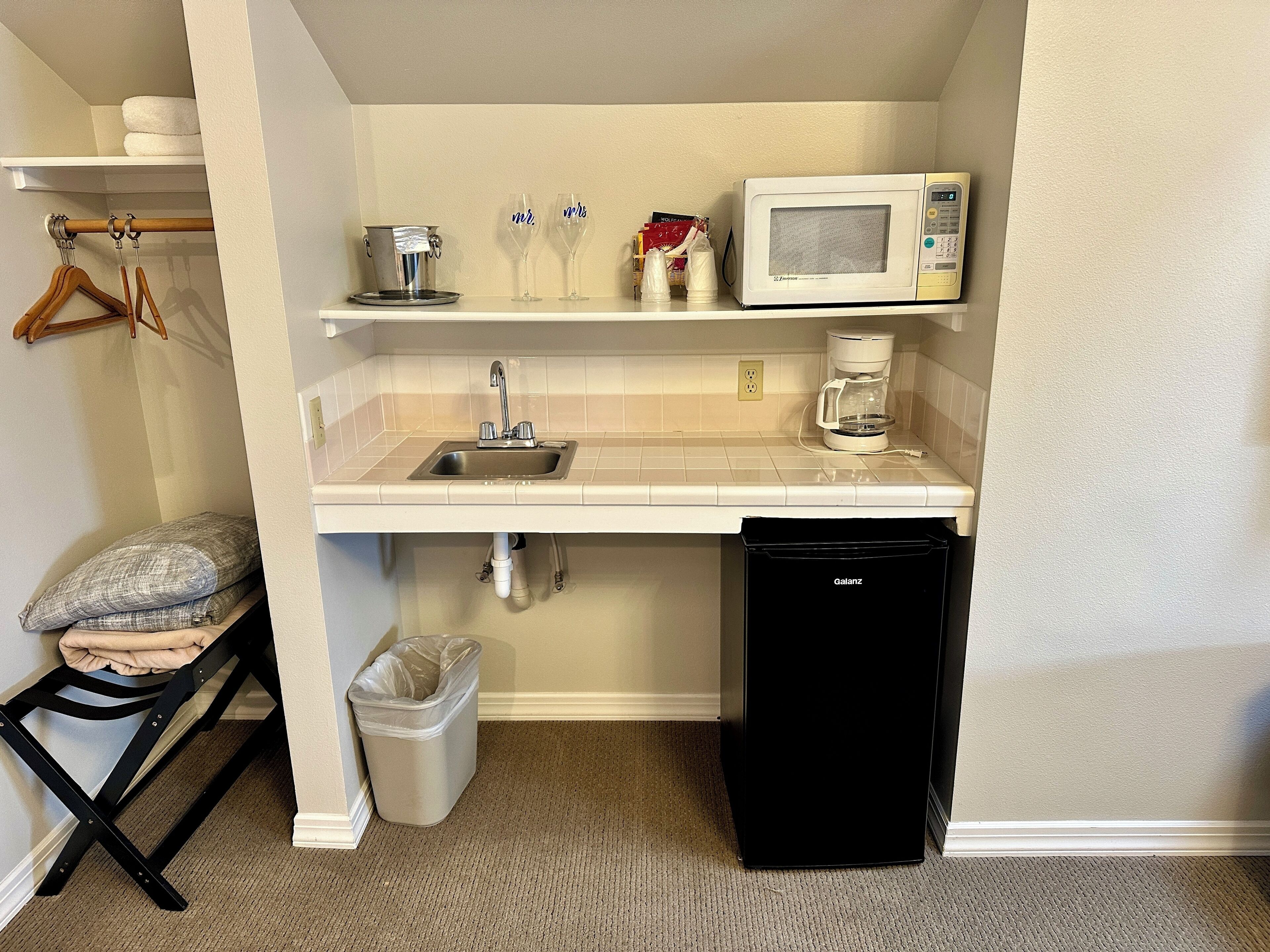 Minijääkaappi, mikroaaltouuni, kahvin-/teenkeitin, ruokailupöytä