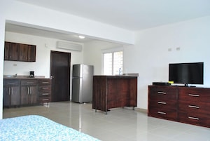 1 habitación, tabla de planchar con plancha, wifi gratis y ropa de cama 