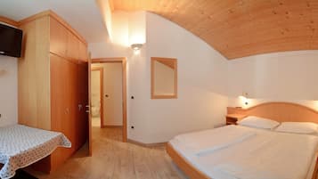 Departamento, 2 habitaciones | Ropa de cama de alta calidad y caja de seguridad en la habitación