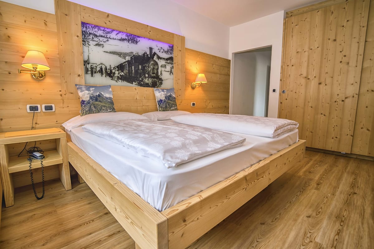 Premium bedding, in-room safe, soundproofing, free cots/infant beds