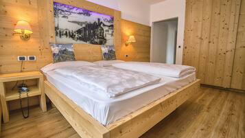 Habitación superior con 1 cama matrimonial o 2 individuales | Ropa de cama de alta calidad y caja de seguridad en la habitación