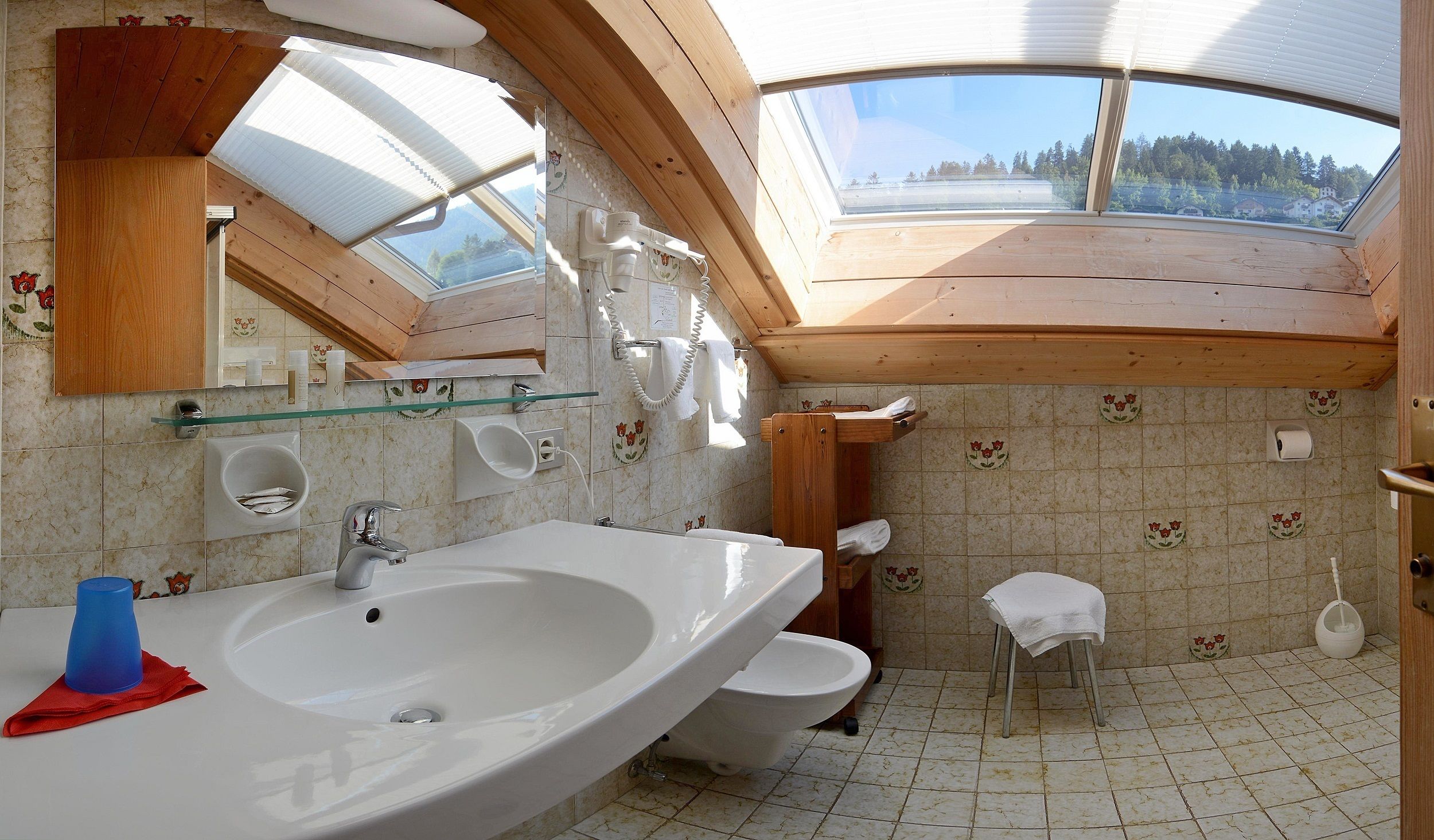 standard penthouse | bathroom | shower, free toiletries, hair dryer, slippers