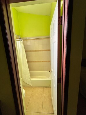 Standard Room, 2 Twin Beds | Bathroom | Deep soaking tub, free toiletries, towels - Arawak Hotel (Léogâne)