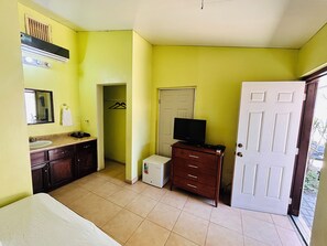 Deluxe Double Room, 1 Double Bed | Bathroom | Deep soaking tub, free toiletries, towels - Arawak Hotel (Léogâne)