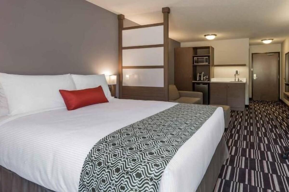 Desk, blackout drapes, iron/ironing board, free WiFi