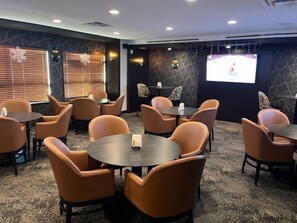 Lobby lounge - Microtel Inn & Suites By Wyndham Fort Mcmurray (Fort McMurray)