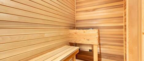 Una sauna con bancos y paredes de madera.