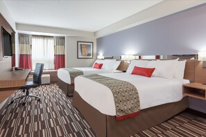 Desk, blackout drapes, iron/ironing board, free WiFi - Microtel Inn & Suites By Wyndham Fort Mcmurray (Fort McMurray)