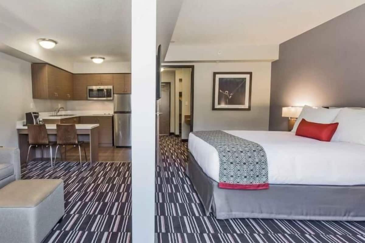 Desk, blackout drapes, iron/ironing board, free WiFi