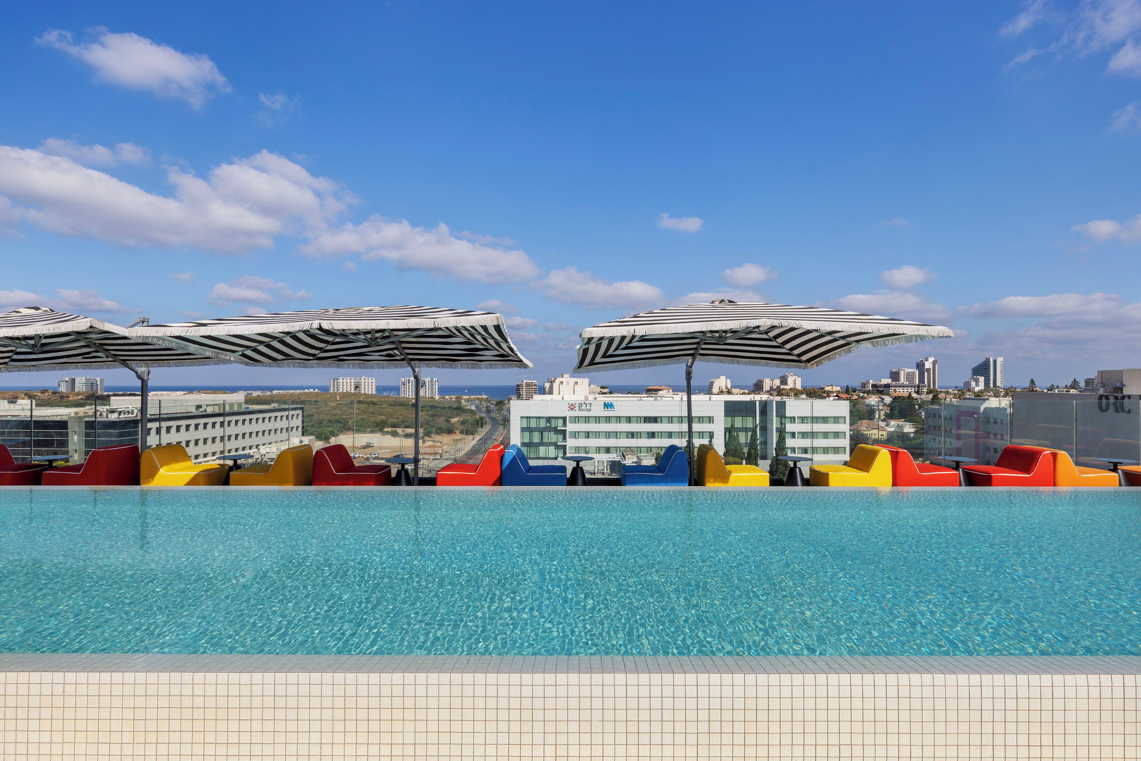 Alberca al aire libre y sombrillas en la alberca 