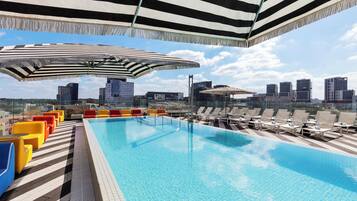 Piscine extérieure, parasols de plage
