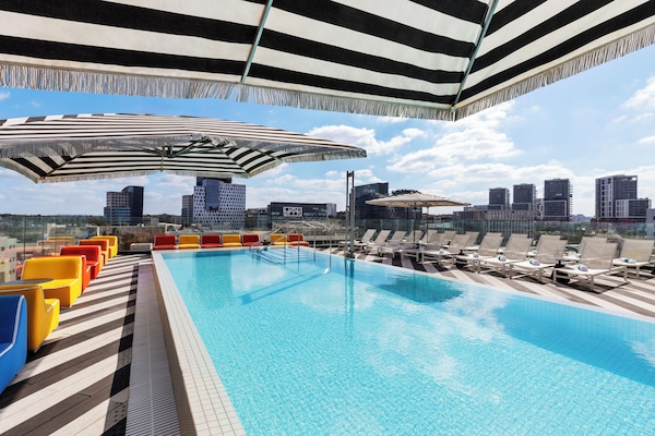 Una piscina al aire libre, sombrillas