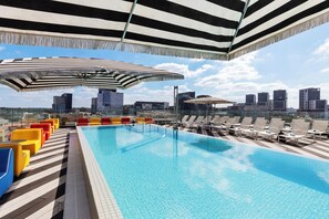 Outdoor pool, pool umbrellas - Publica Isrotel, Autograph Collection (Herzliya)
