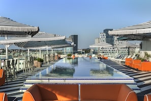 Piscine extérieure, parasols de plage