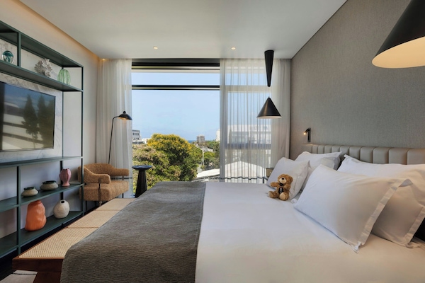 Suite, 1 Queen-Bett | Zimmersafe, Schreibtisch, kostenlose Babybetten, kostenloses WLAN