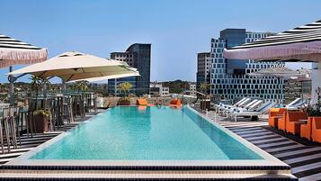 Piscine extérieure, parasols de plage