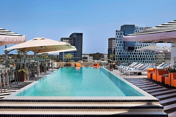 Una piscina al aire libre, sombrillas