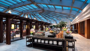 Daily buffet breakfast (CNY 85 per person)