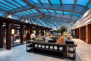 Se ofrece un desayuno bufé todos los días (85 CNY por persona)