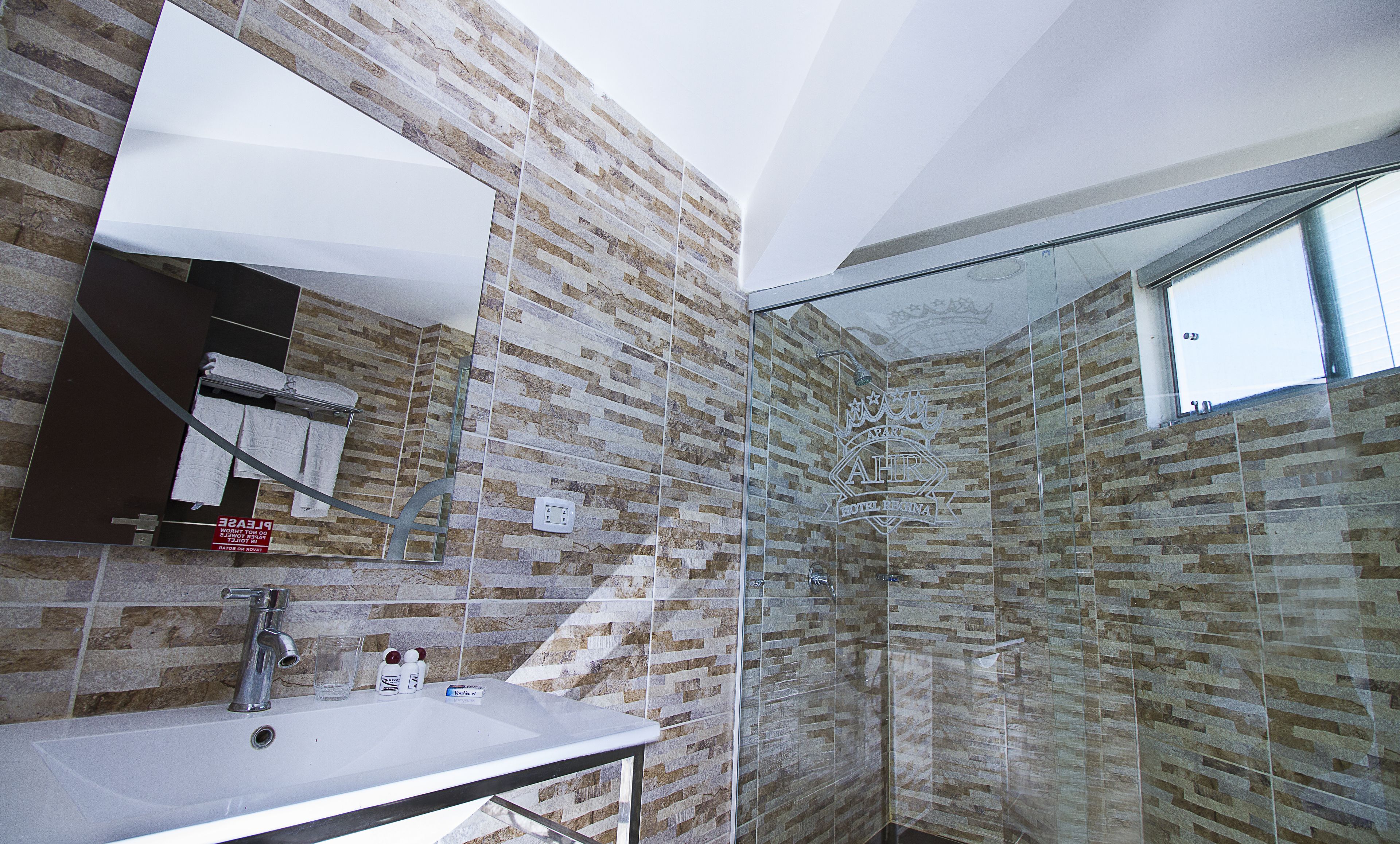 Shower, rainfall showerhead, free toiletries, towels