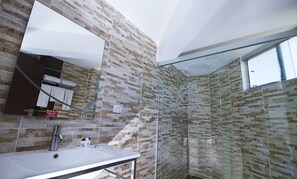 Dusche, Regendusche, kostenlose Toilettenartikel, Handtücher