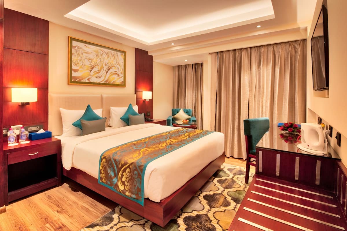Standard Room, 1 Queen Bed | 1 bedroom, premium bedding, minibar, in-room safe