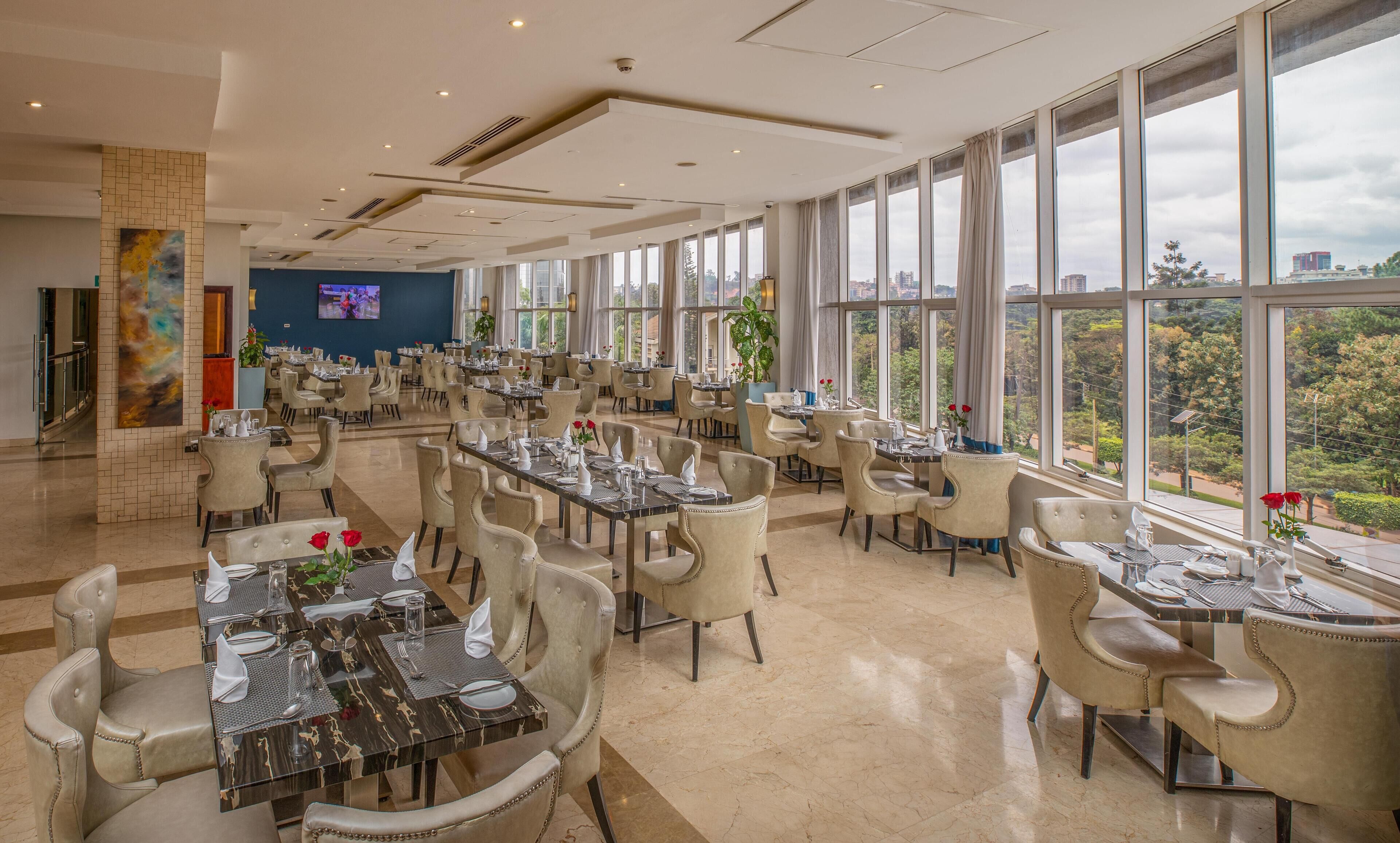 3 restaurants servant le déjeuner, le dîner, le souper et le brunch