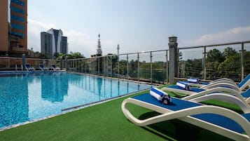 Hồ bơi ngoài trời, ghế dài tắm nắng