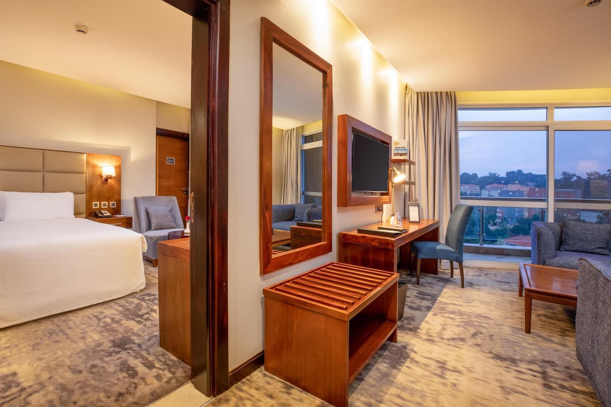 Executive Suite, 1 King Bed, Balcony | Egyptian cotton sheets, premium bedding, pillow-top beds, minibar