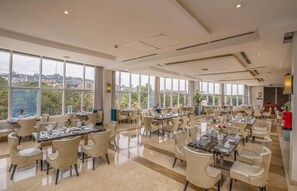 3 restaurants, breakfast, lunch served; local and international cuisine - Golden Tulip Canaan Kampala (Kampala)