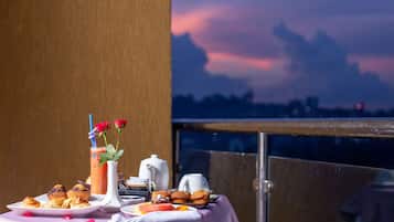 Suite, 1 King Bed, Balcony | Egyptian cotton sheets, premium bedding, pillowtop beds, minibar