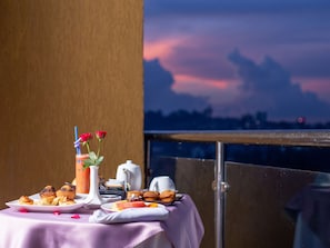 套房, 1 张特大床, 阳台 | 埃及棉床单、高档床上用品、加厚床垫、迷你吧